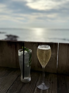 夕日を眺めながらスパークリングワインで乾杯