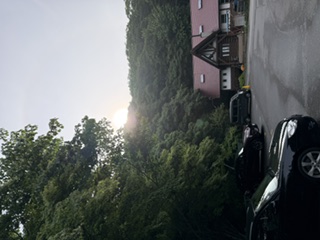 朝日と駐車場